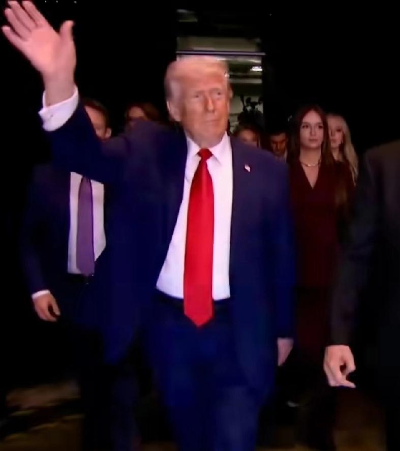 特朗普心态稳，万斯在巴基斯坦与伊朗紧张谈判，自己在老家还有心情，带着一家老小，去