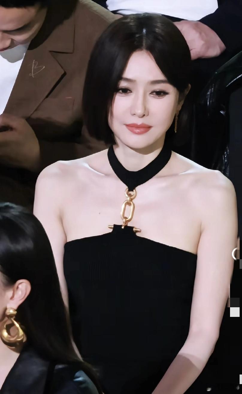 秦岚是永远不会结婚的， 不是她看不上魏大勋， 也不是怕人说老牛吃嫩草，而是她实在