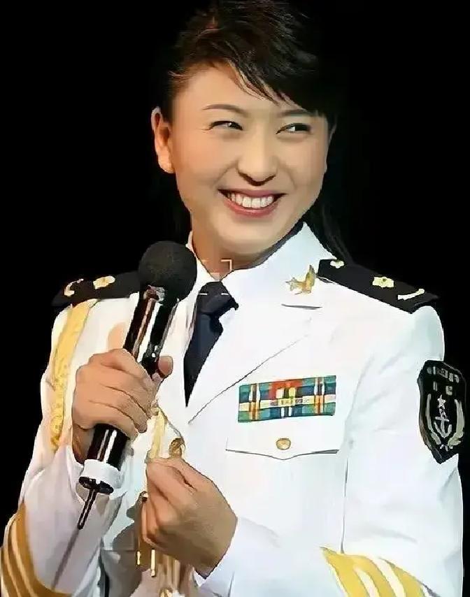 当年一个端盘子，一个唱二人转，好不容易熬出头，却开始嫌弃“土”。
 
嘴上说“感