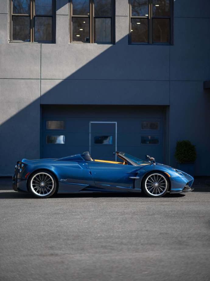 Pagani Huayra Roadster想象一下每天开这么一台车上下班… 