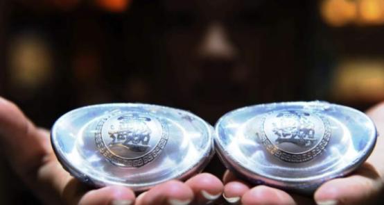 告诉大家一个炸锅的消息，从2026年1月1号开始，我国要对白银实施出口管制。
 