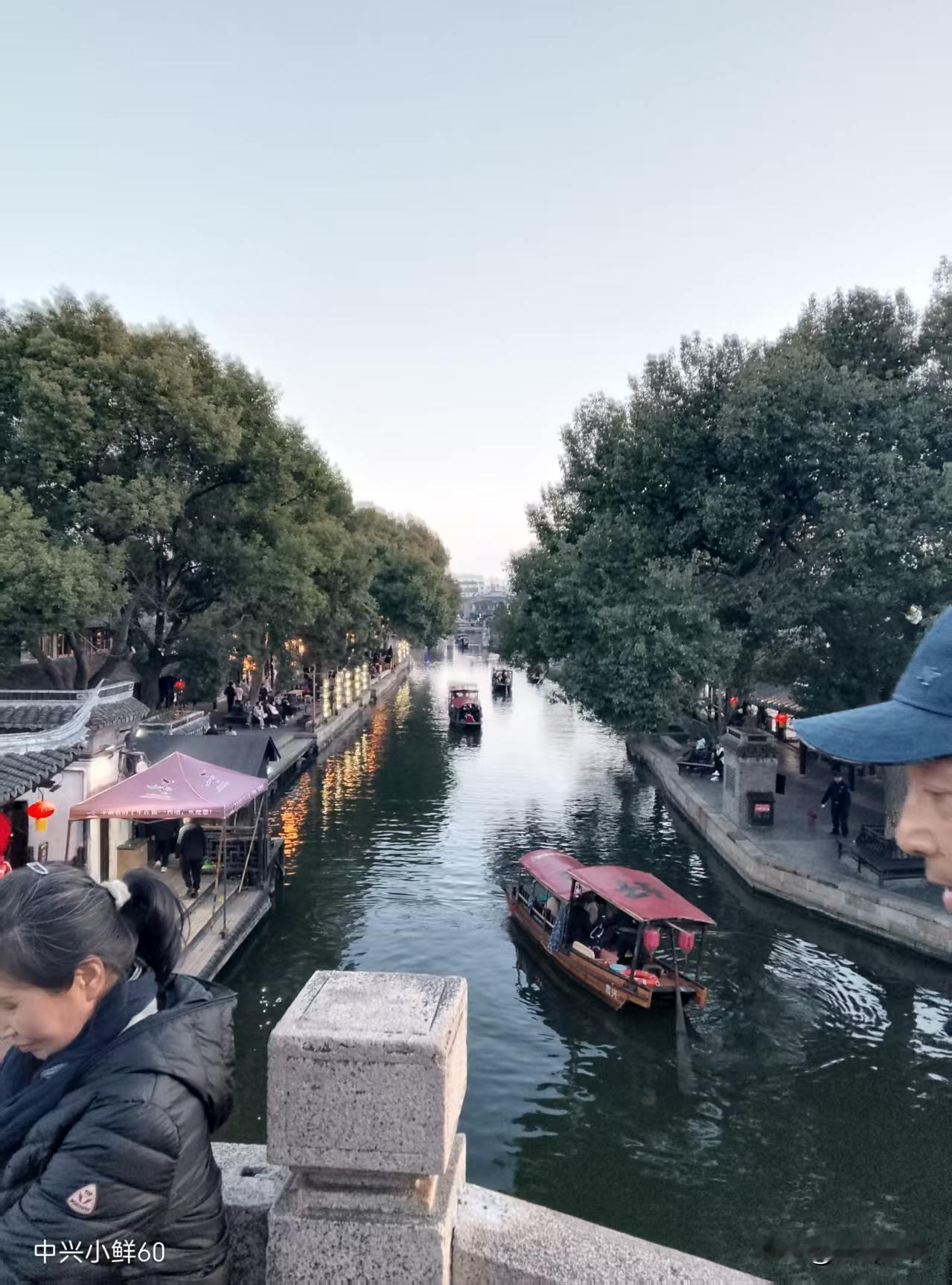 春节，种是人几人，车撞车，反城车孑堵，回去来回堵。
出去玩人与人几，吃喝拉都受罪