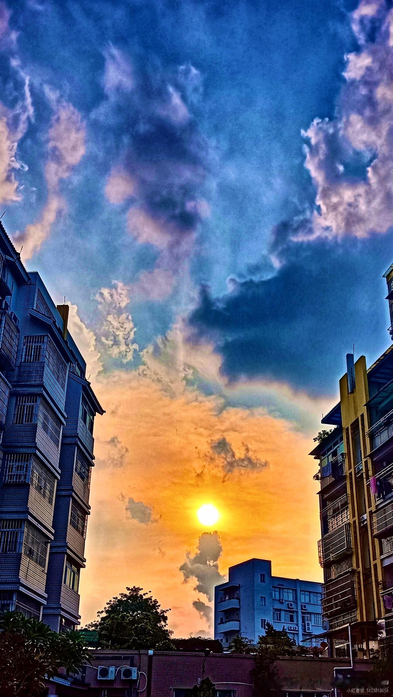 随拍｜竹排街·夏日情韵×夕阳余晖
每座城镇独有的色彩 你城市里的日落光 城市里的