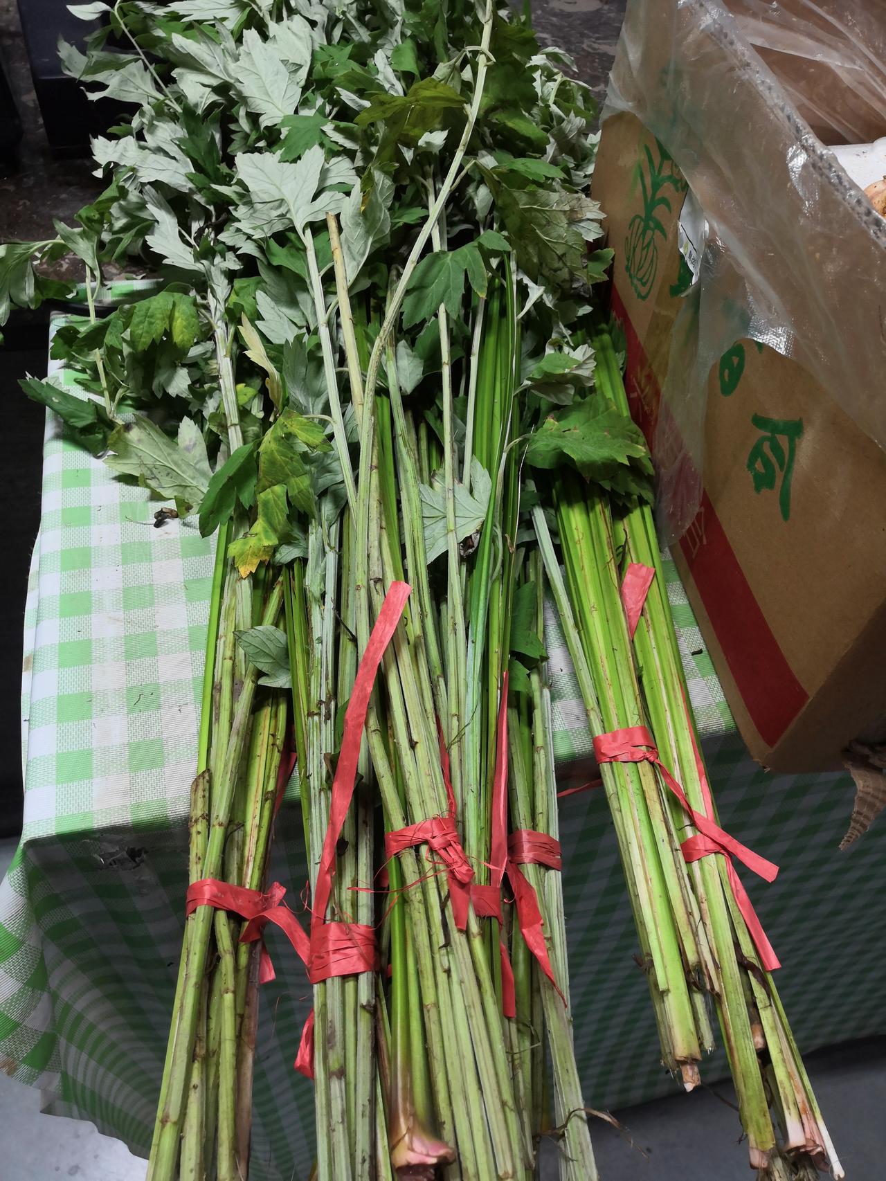 发现没有:近期的艾草菖蒲身价翻倍不少，从最先开始的5毛钱一把到现在3块钱一把，大