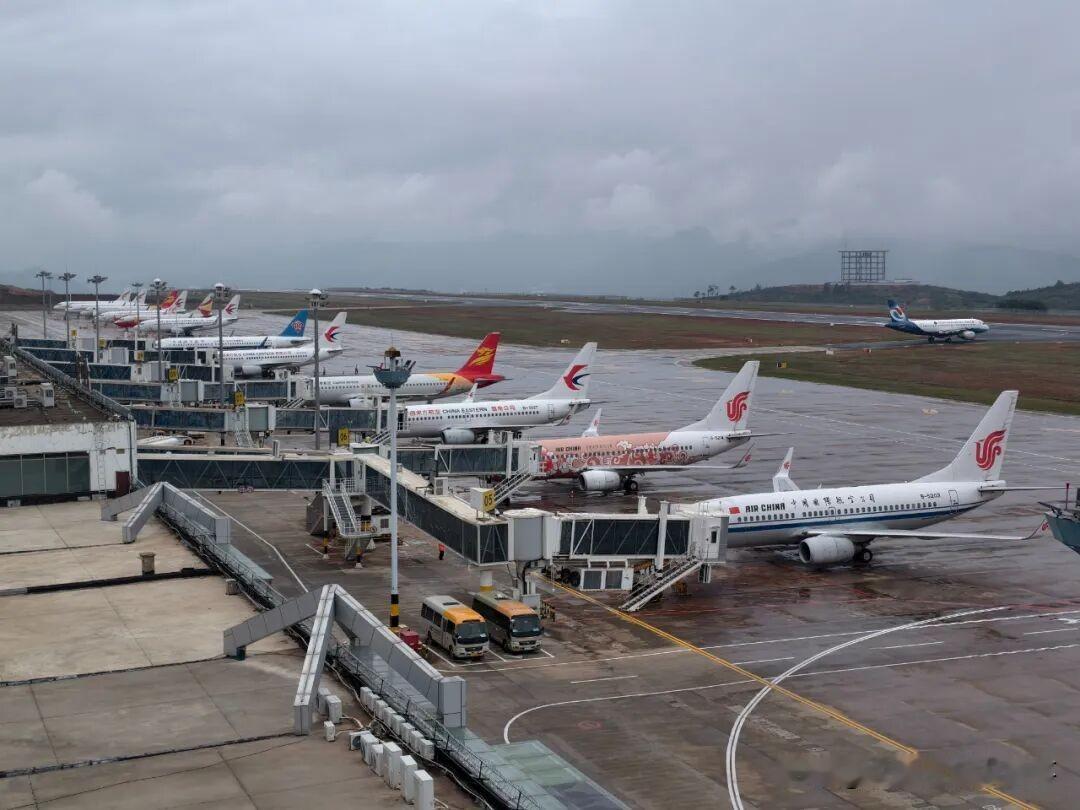 🛩🛩2026年暑假一到，大理凤仪机场暑运就热闹开场了。
7月4日，单日航班起