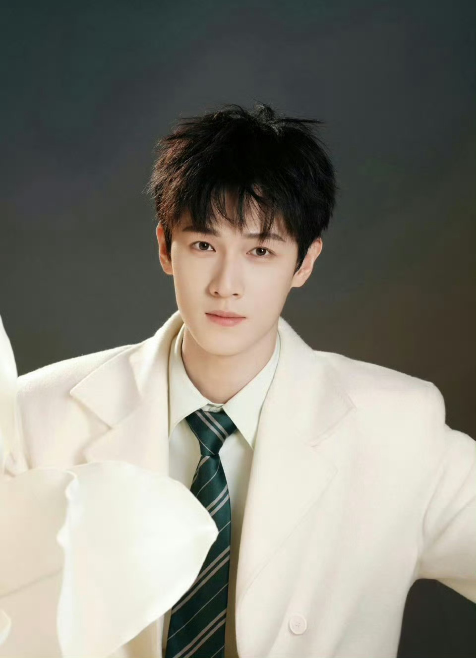 李昀锐谢谢老己 李昀锐游戏逆袭，幸运入住豪华房。微博一句“谢谢老己”尽显高情商与