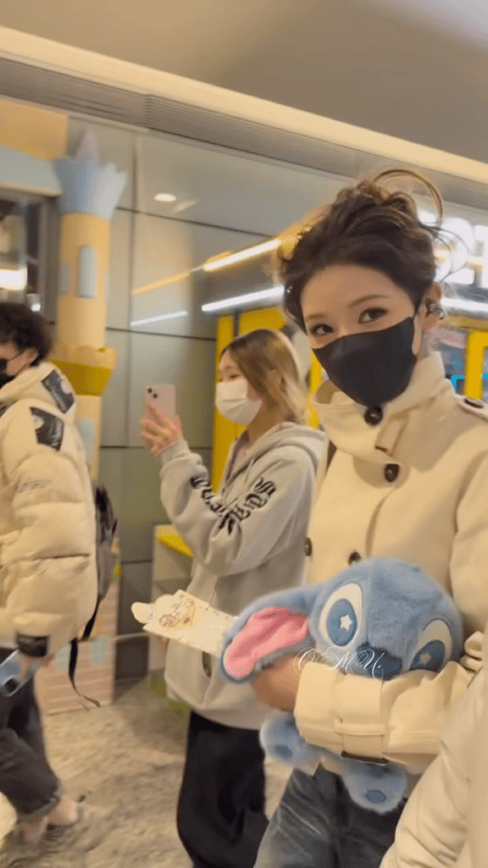 张予曦全妆赶场湖南跨年 跨年前程满满！上午活动刚落幕，即刻全妆奔赴湖南跨年，忙碌