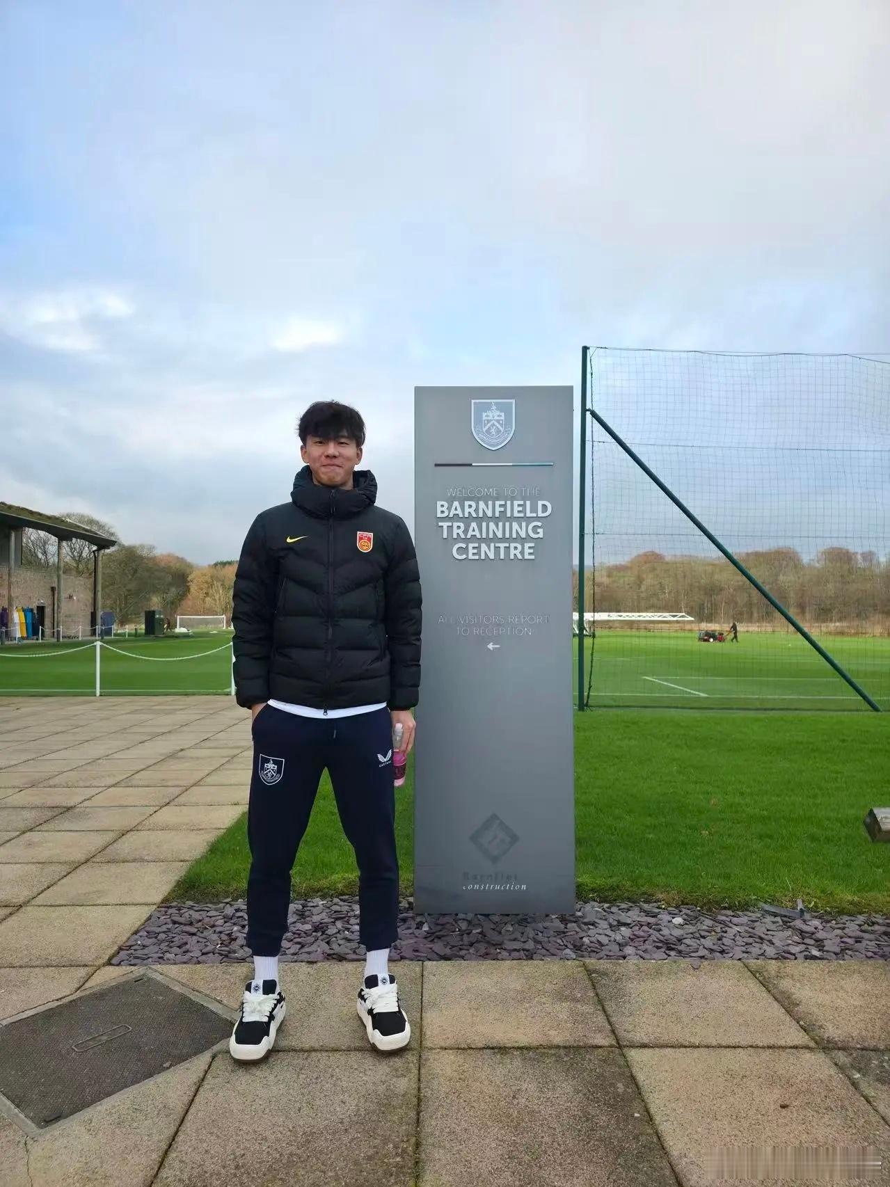 英超伯恩利俱乐部签下辽宁籍球员张家鸣，真开心，我大侄子一转眼也留洋了！ 张家鸣目