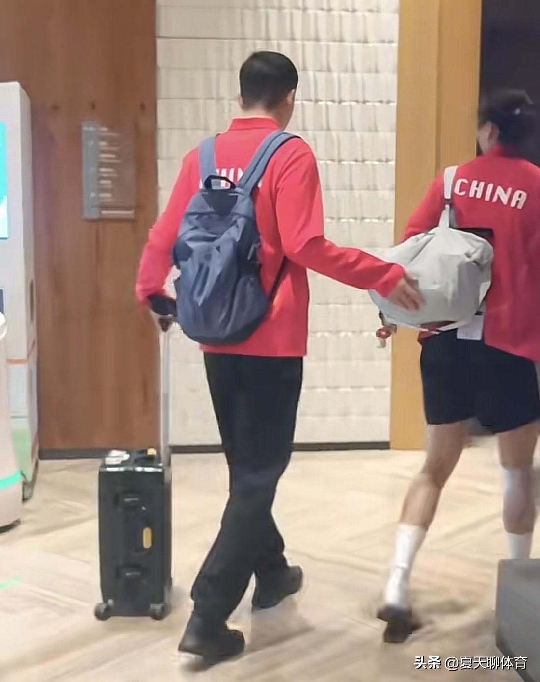 泪流满面[流泪][流泪]龚翔宇昨晚上打完泰国女排，回宾馆时，走路都是一瘸一拐的，
