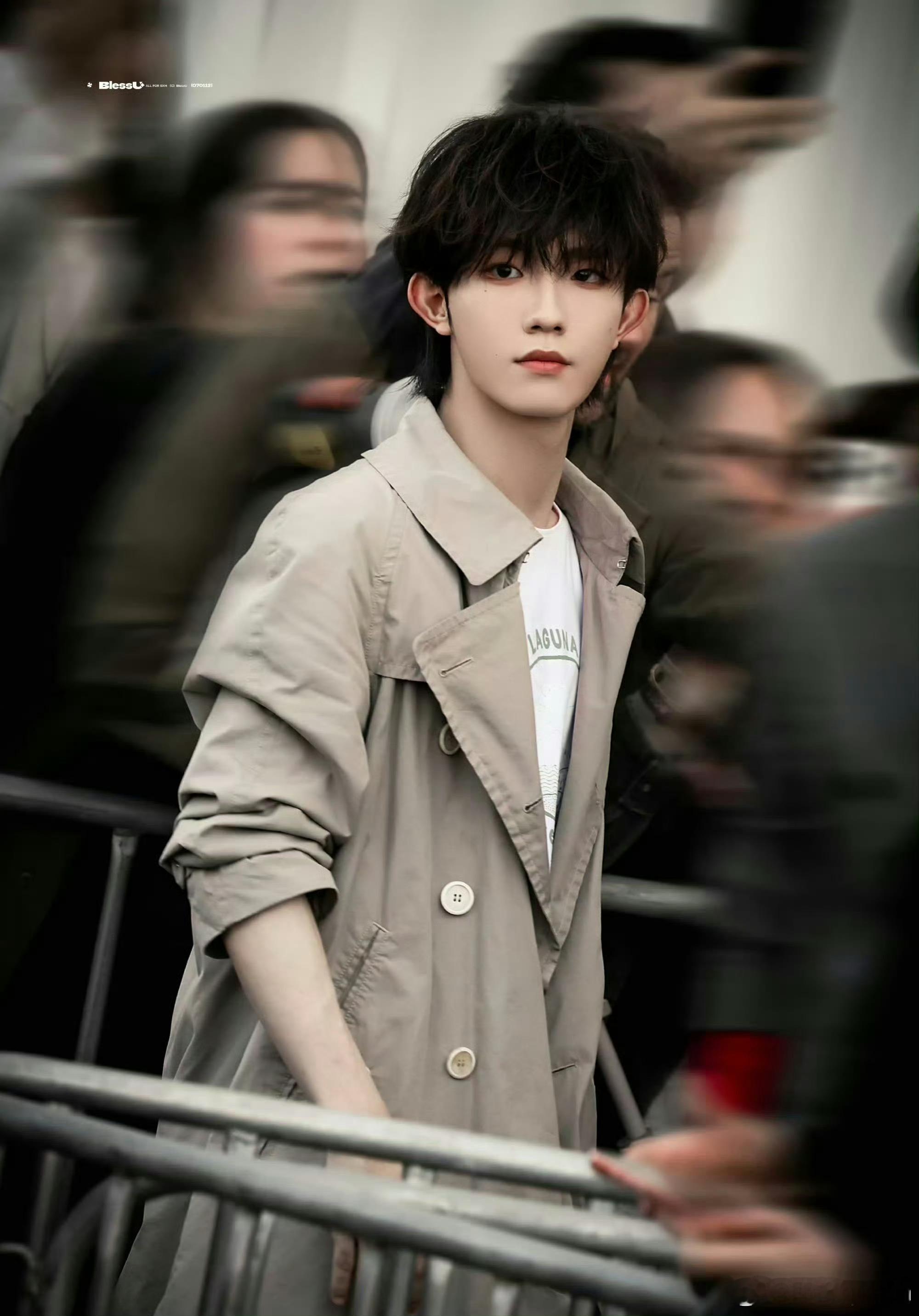 米兰的风，吹过少年的发梢苏新皓带着治愈的笑容，和粉丝温柔挥手松弛又耀眼，是自带光