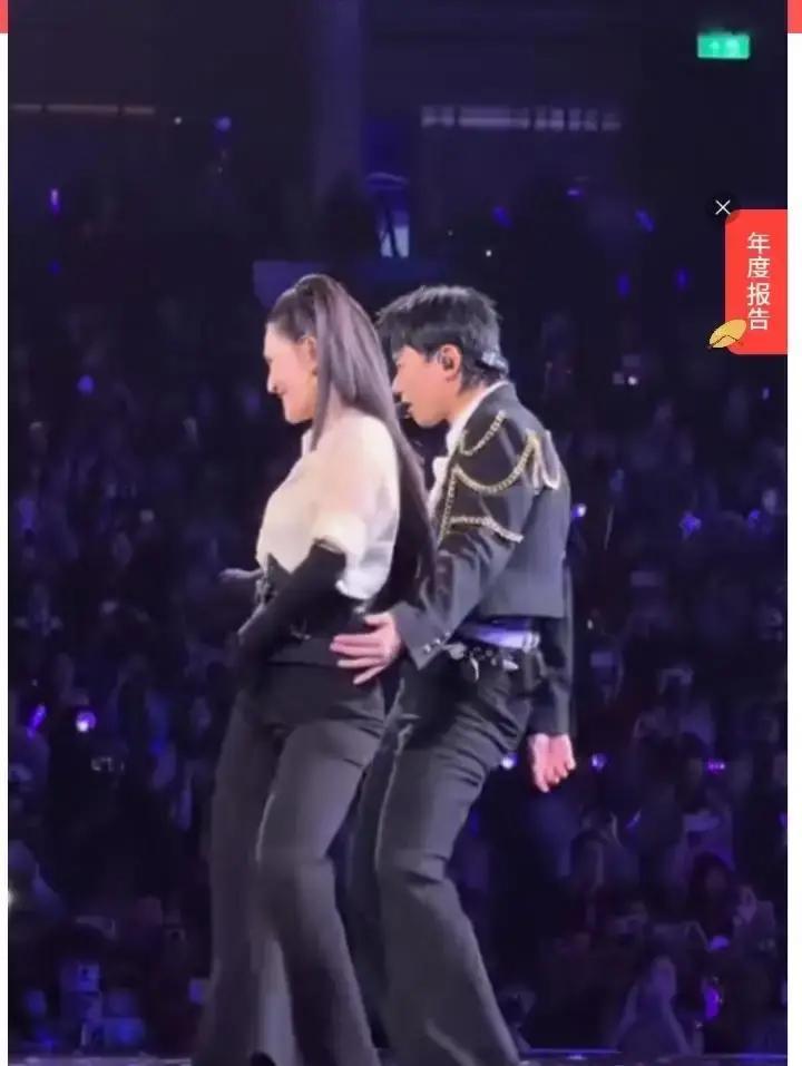 喇叭裤把谢娜穿成五五分
 
镜头扫过去，腰胯突然变宽，腿直接短一截。问题出在裆线