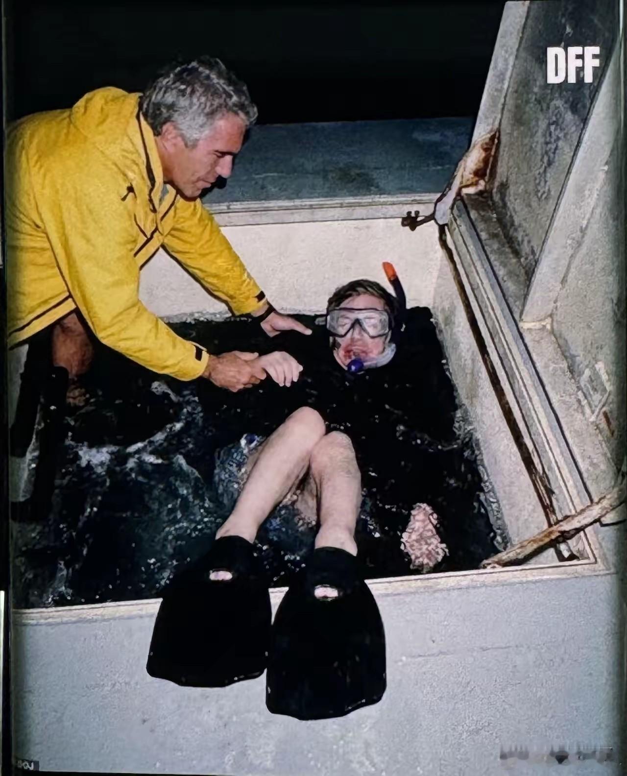 爱泼斯坦这是在干嘛？感觉这是一个巨大的水箱，水箱的门打开着，不知道这是爱泼斯坦拽