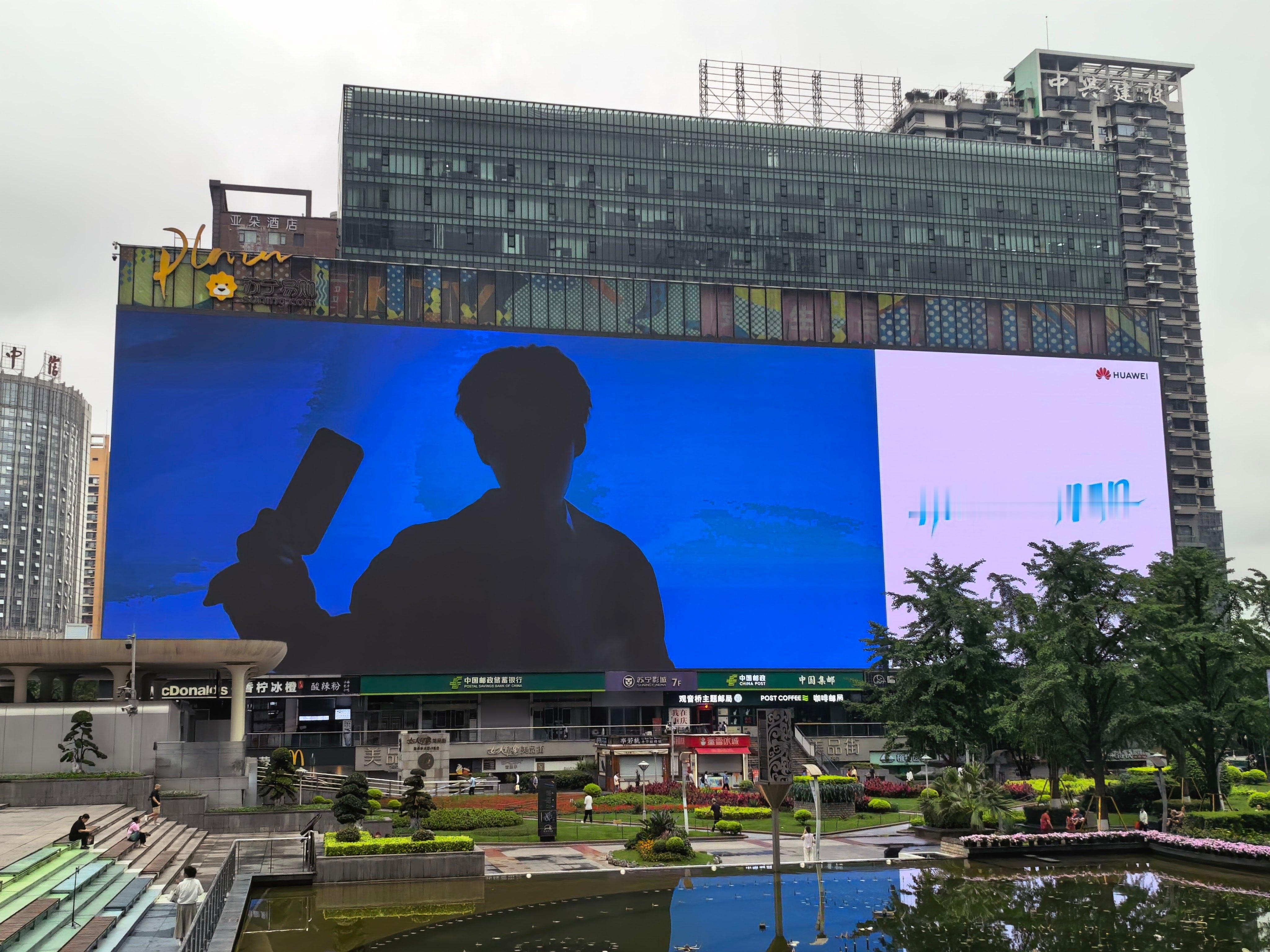 华为nova新代言人偷偷藏不住 城市大屏悄然上新，全新代言人惊喜亮相，氛围感瞬间