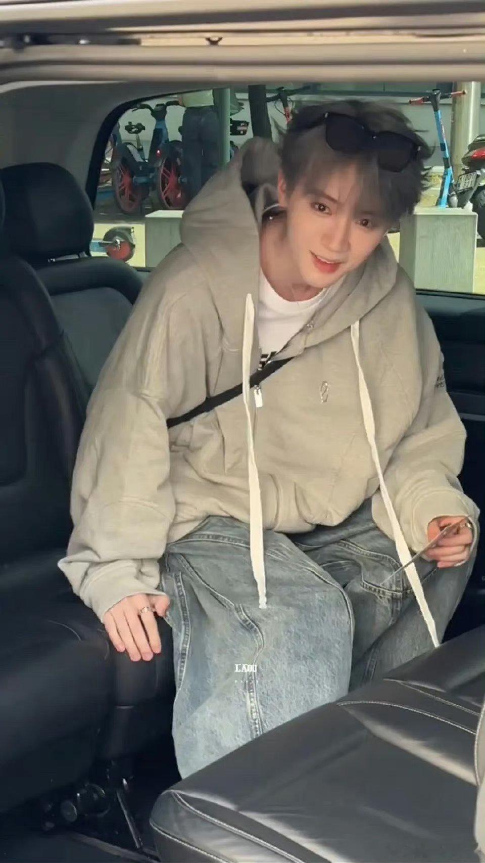 #周翊然[超话]##周翊然 像鹿晗#别的不知道只觉得周翊然真的帅啊啊啊，小说男主