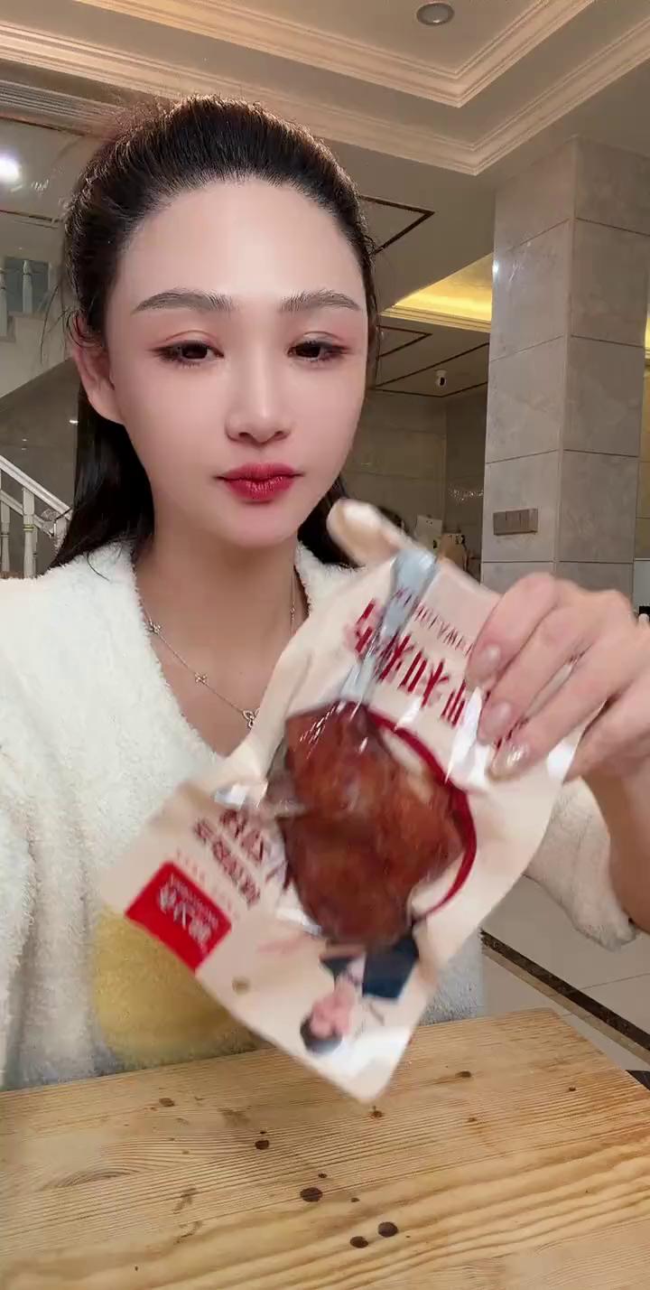 鸭腿，大礼包都有放。这个鸭腿好多姐妹们都收到了，说好吃，广告还没给人家录，吃的到