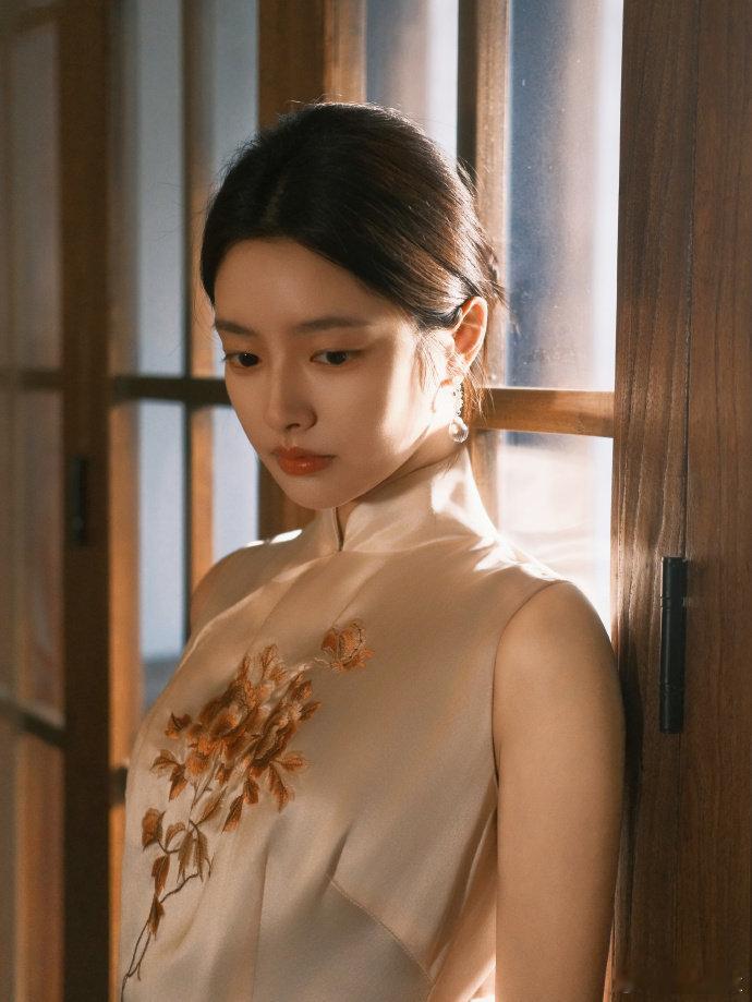 徐若晗东方美人 谁懂啊！徐若晗的东方美直接具象化，不是刻意营造的精致，而是由内而
