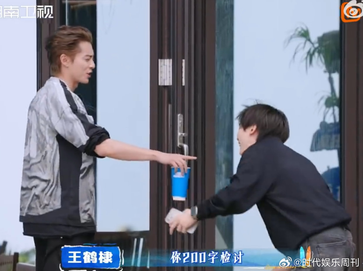 王鹤棣丝滑翻墙全靠腿长亲爱的客栈 动作干脆利落，王鹤棣这翻墙也太有安全感了，遇事