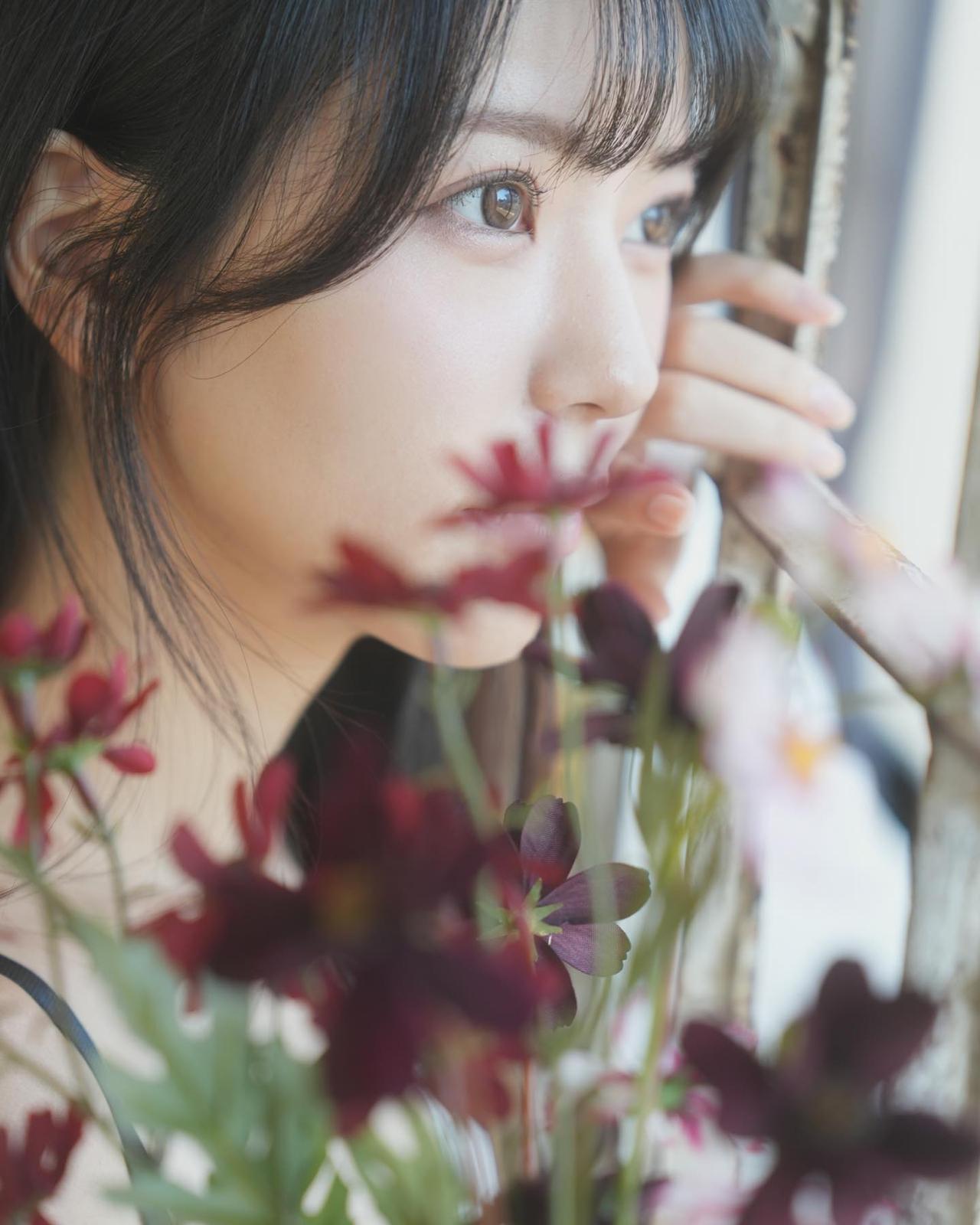 少女与花，仿佛天生就是绝配，能勾勒出最温柔的时光。
樱花季里，少女身着浅粉色衬衫