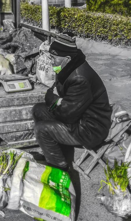 天黑了还在卖菜的老大爷，手里攥着几块钱的菜钱，心里盘算的是明天的米价。
这年头，