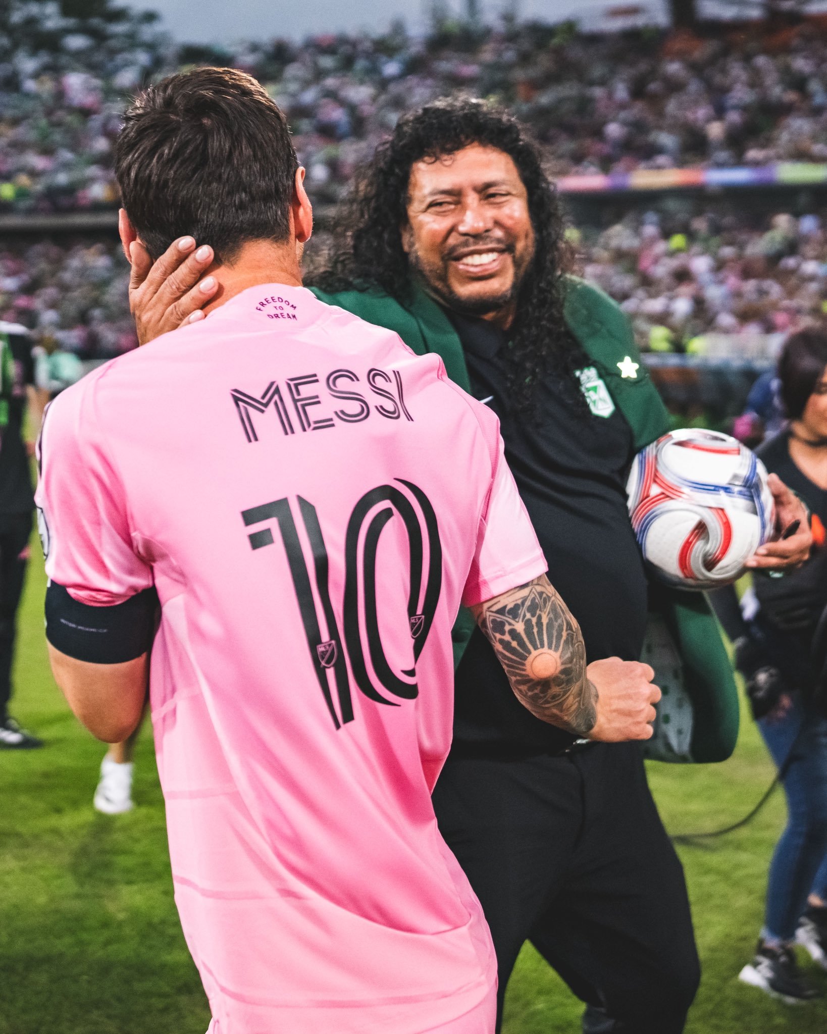 梅西赛前与哥伦比亚传奇门将伊基塔互动！！梅西梅西