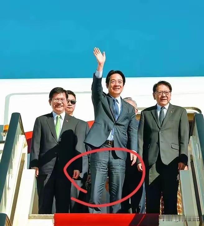 不明白，会是啥裤子会穿成这样？？？