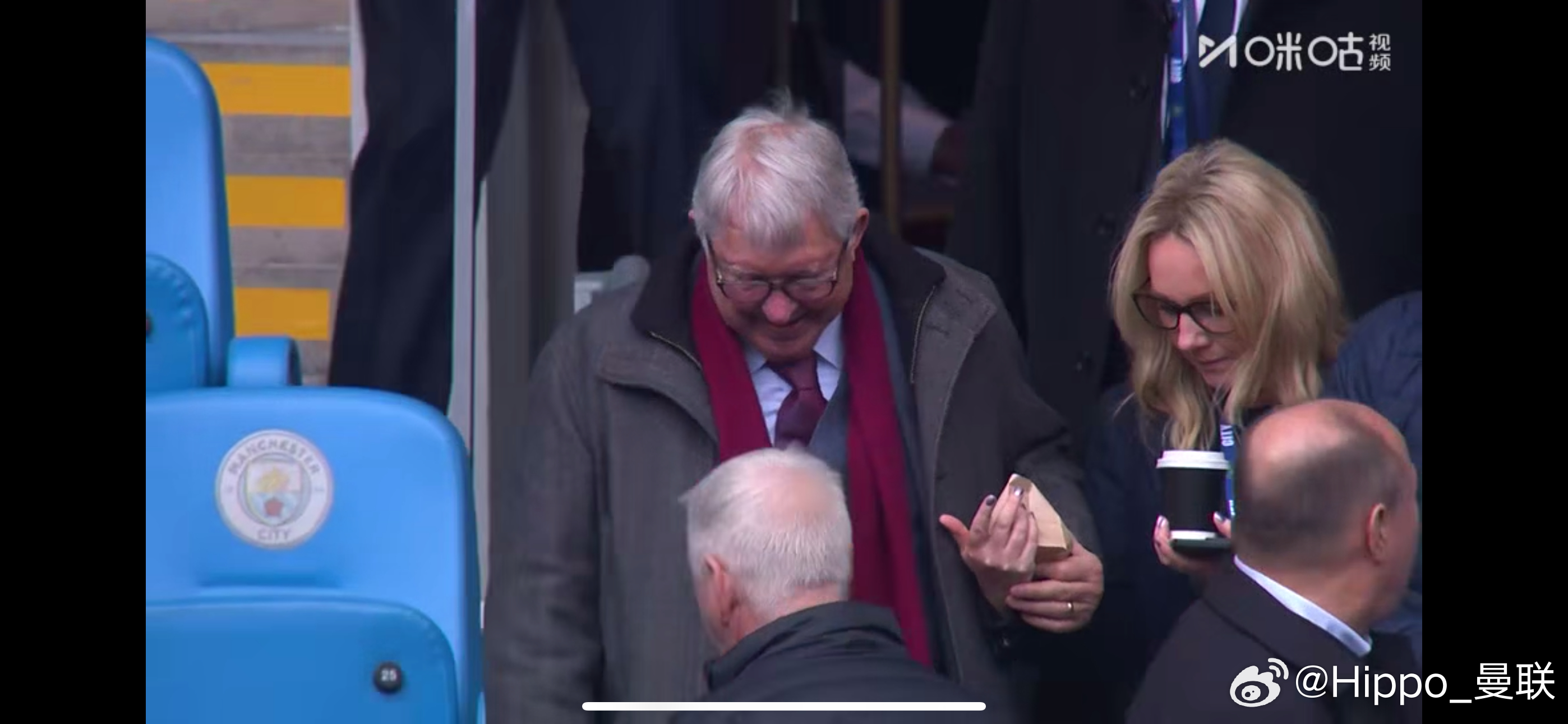 嚯。爵爷都去看球了。 