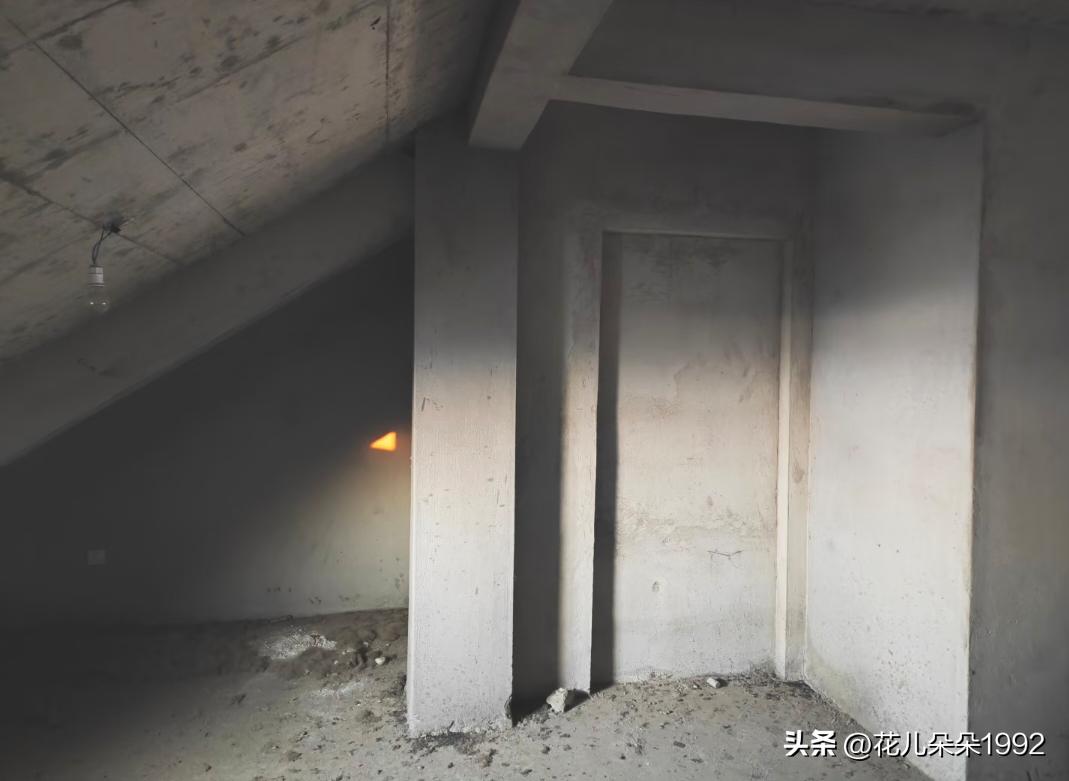 6+1赠送的小阁楼设计快疯了
异形斜顶阁楼到底怎么装修啊？网上看了一圈没有合适的