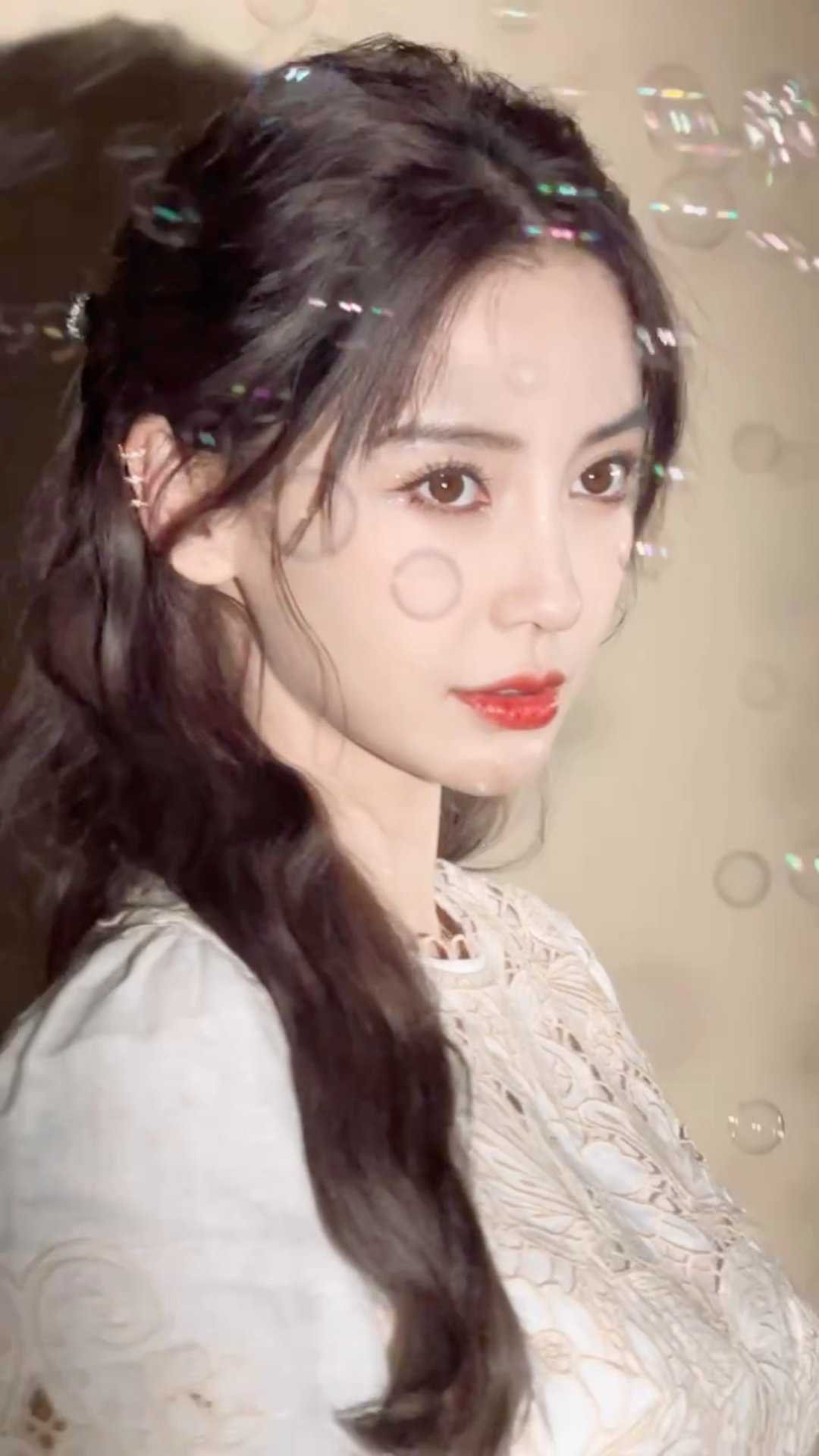 angelababy angelababy 像云追着风，不问所起；像雨贴着地，情