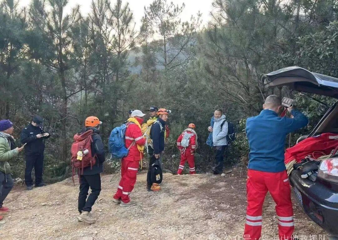 寒夜绝壁生死营救！临海救援队星夜驰援，五小时鏖战成功救下被困一家三口，专业与坚守