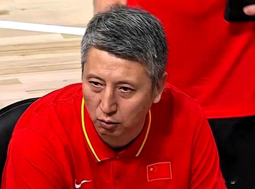 中国男篮输给日本男篮后，不到一天时间，作为主教练的郭士强被推到风口浪尖，一些球迷