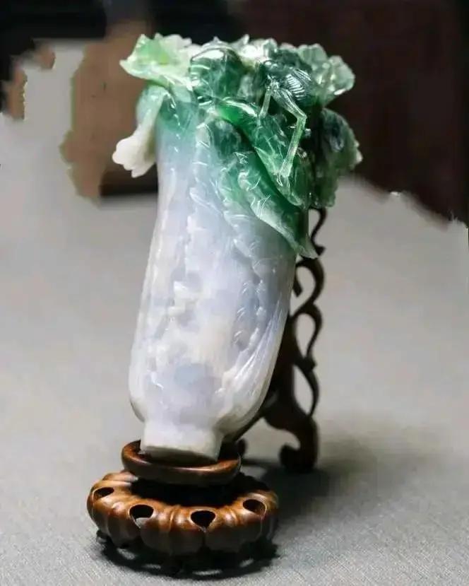 2007年，一名小学生在台北故宫观赏翠玉白菜，突然，他指着白菜上的蝈蝈大喊“这蝈