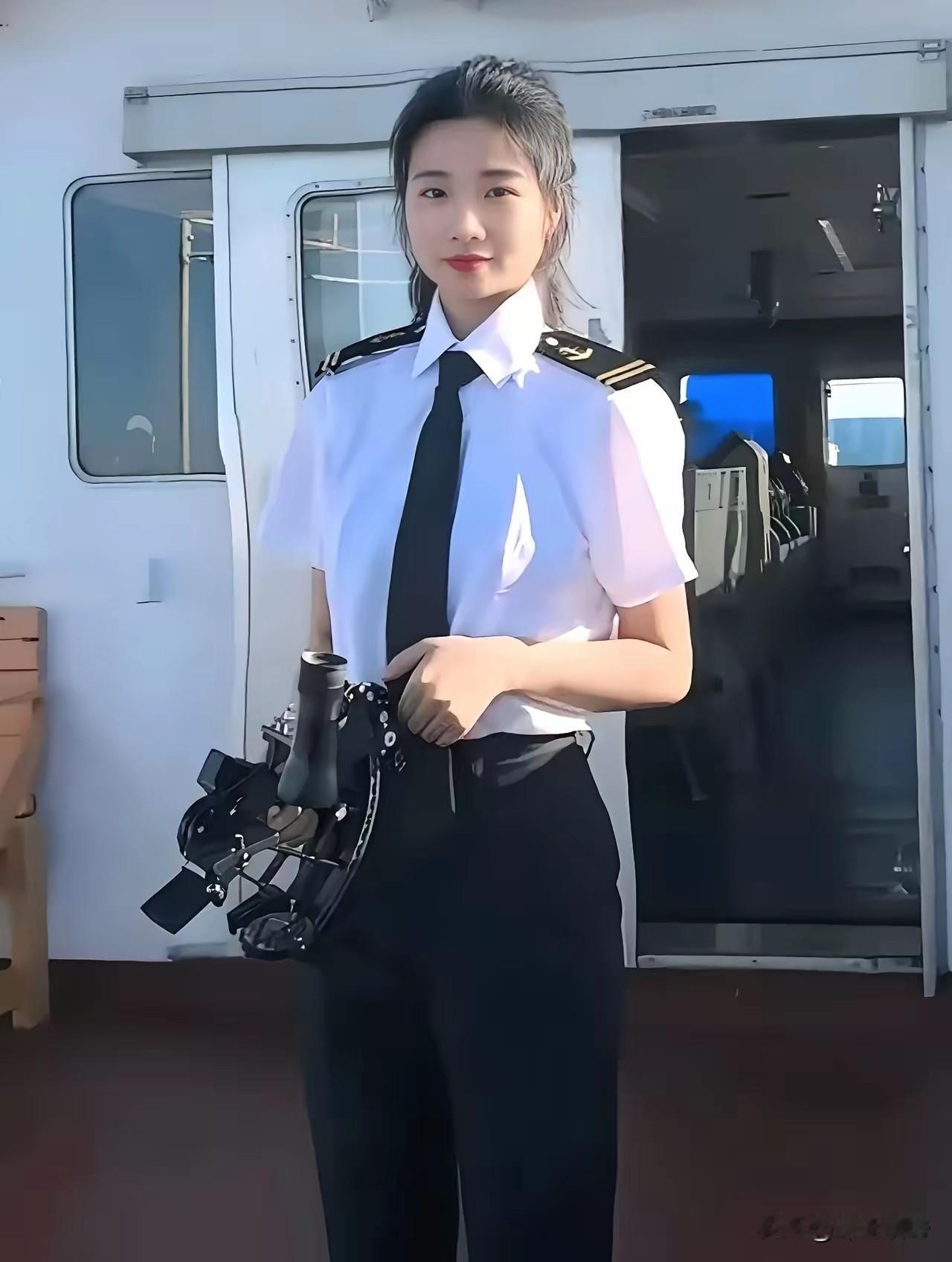 吴云云，1996年出生于安徽马鞍山，今年30岁，远洋货轮女大副，大学毕业就上船实