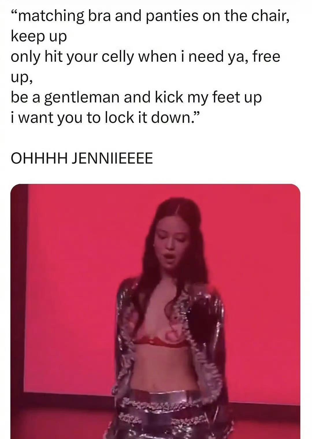 看了Jennie那个跪着唱歌的视频，我翻了一万条评论，吵得最凶的就两派。

一派
