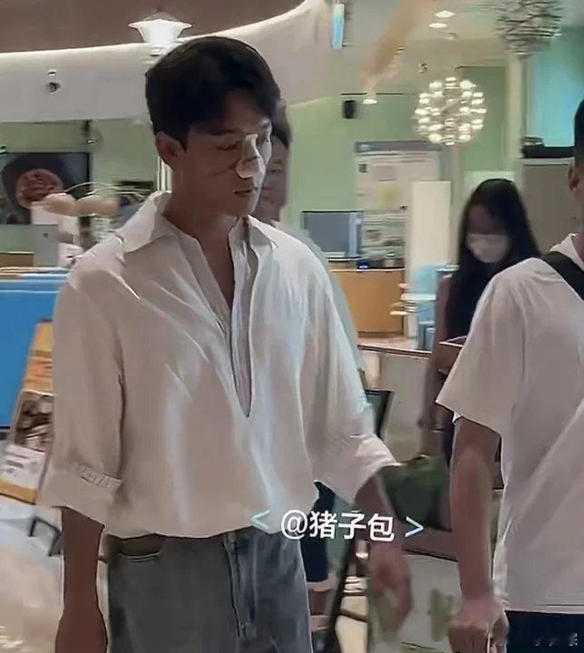 张晚意鼻子受伤张晚意鼻子受伤了！哥也太低调敬业了…疑似张晚意鼻子受伤早日康复！期