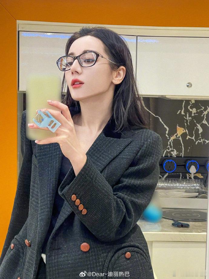 迪丽热巴穿搭博主每一套私服穿搭都超美的！期待巴巴新剧《枭起青壤》聂九罗[舔屏] 