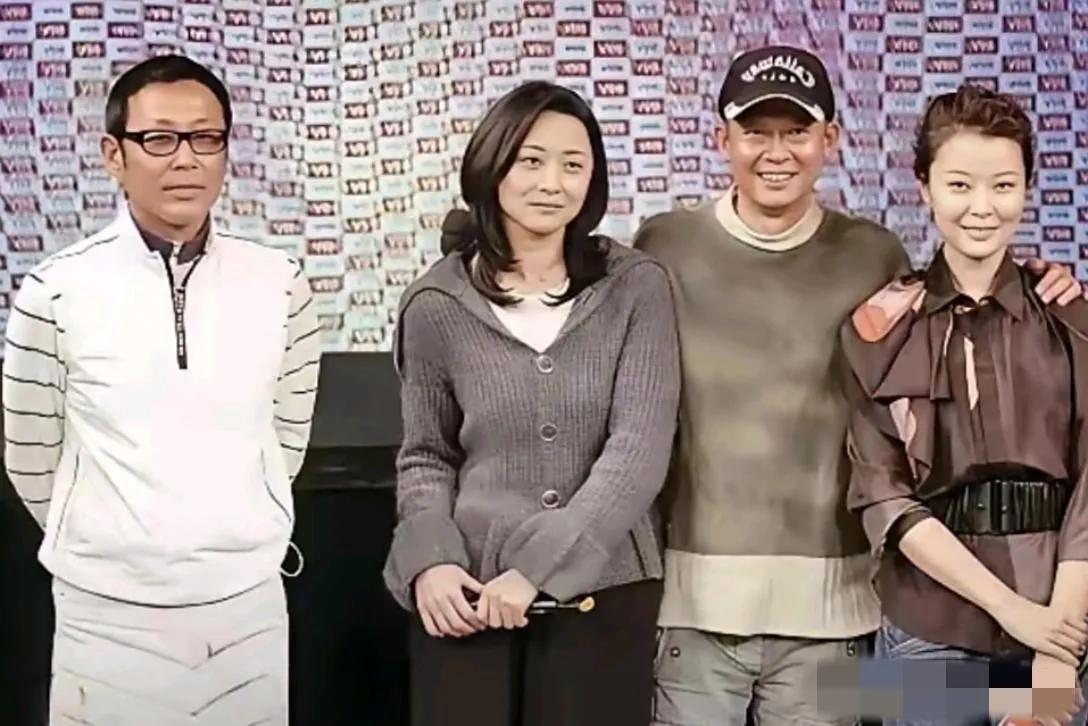 四星同框：王志文笑容满面，紧密地左搂柯蓝，右拥刘蓓；而温文尔雅的陈道明却独善其身