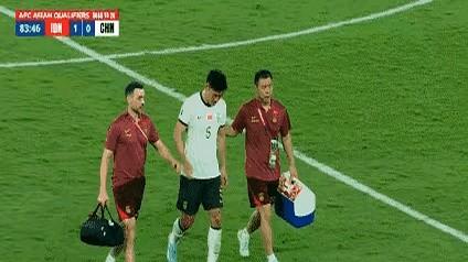国足0-1不敌印尼，第83分钟的这一幕，彻底激怒了所有中国球迷！

朱辰杰受伤下