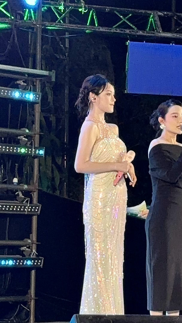 见到美女啦，唱歌真的超级好听🎤现场巨稳