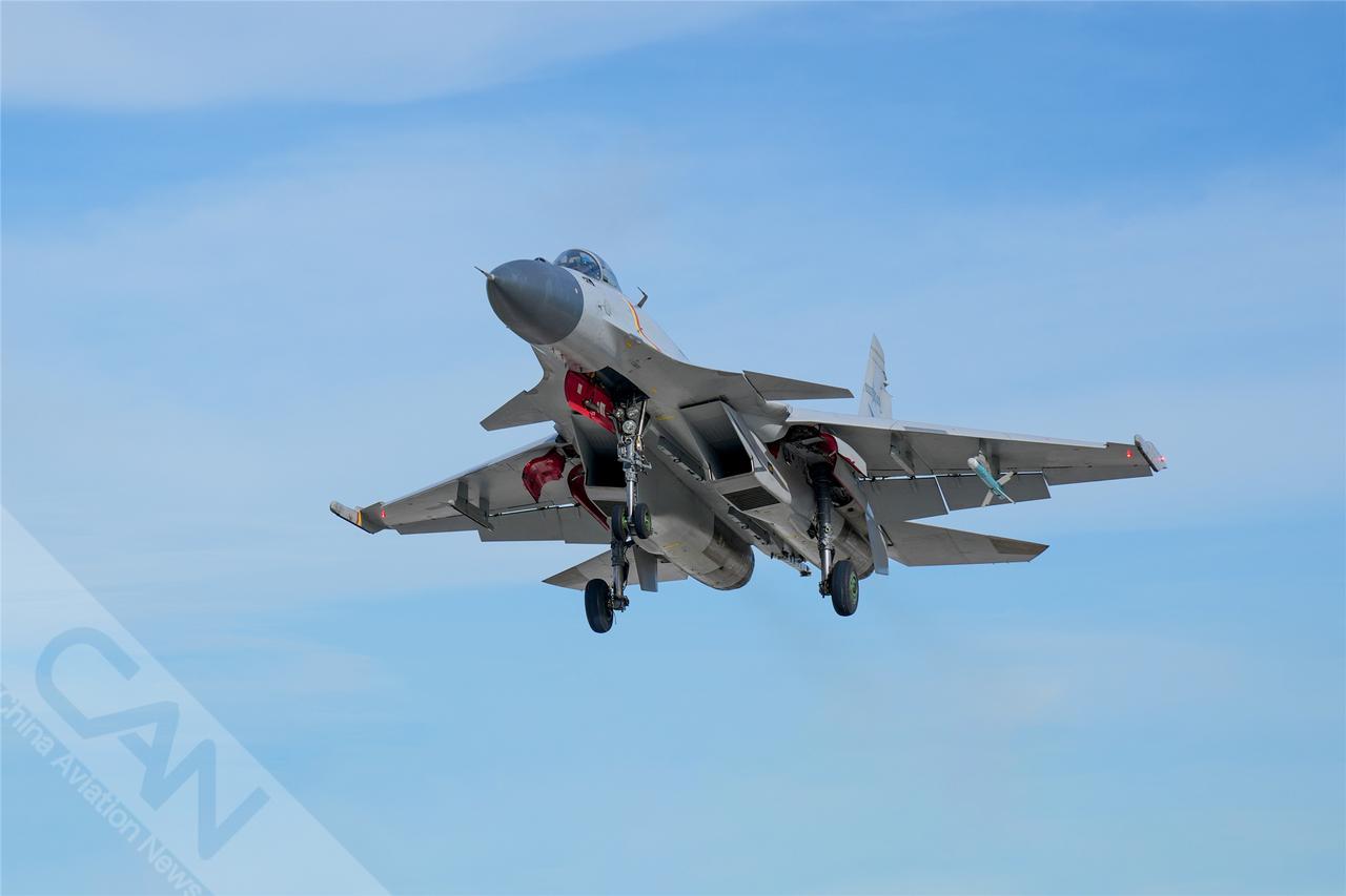 近日，南部战区海军航空兵某部围绕编队飞行、空战对抗、陆基着陆等内容开展高强度、跨
