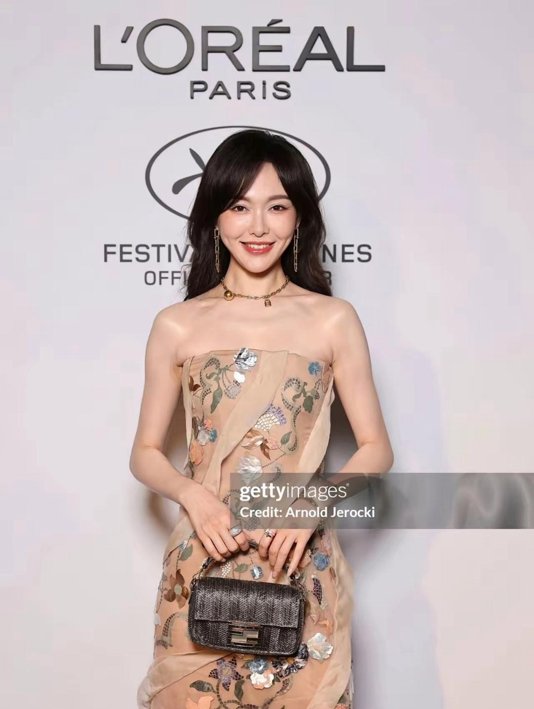 唐嫣戛纳生图，这个状态是不是有些差了，苹果肌瞩目唐嫣一身裸色高定礼服现身戛纳，大