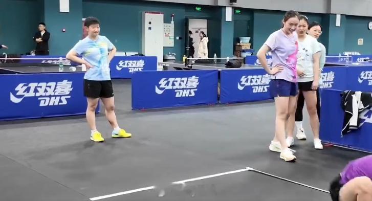 看热闹的莎莎 孙颖莎国乒举行冬训体能测试