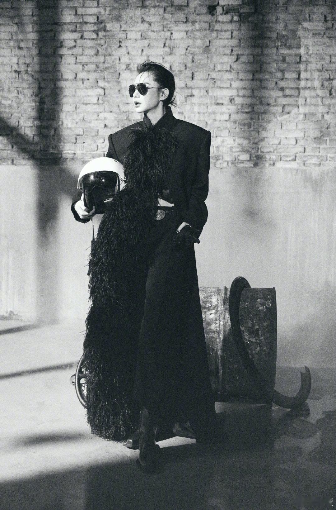 嘉人红毯 半天没人走  被今天嘉人活动上的戚薇帅迷糊了。。干净利落的盘发➕一身a