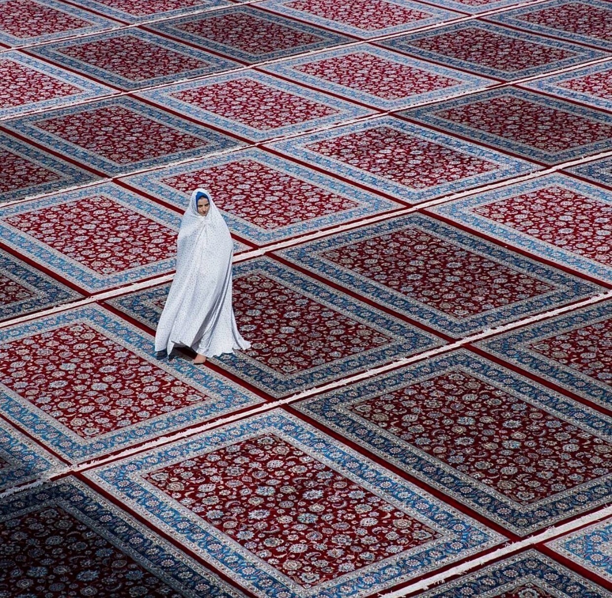2017，伊朗，在地毯上行走 