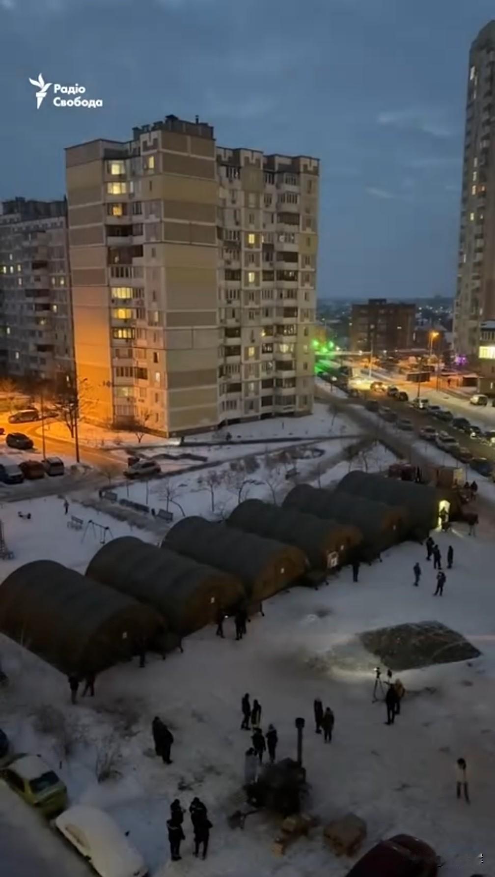 【“挖个坑，留个口”：基辅当局为市民开挖街头简易厕所】

基辅杰斯纳区行政部门负