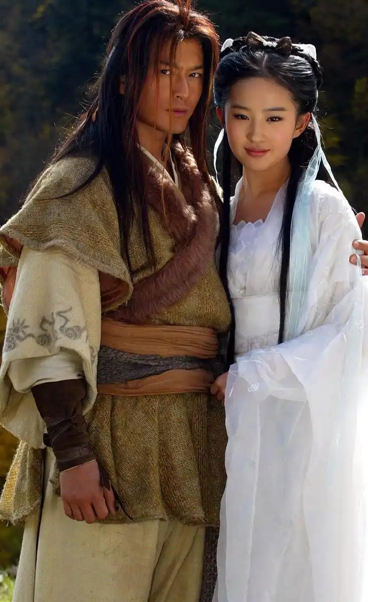 李若彤、刘亦菲两版《神雕侠侣》的人，多半是70后、80后。
年少守在电视机前蹲更