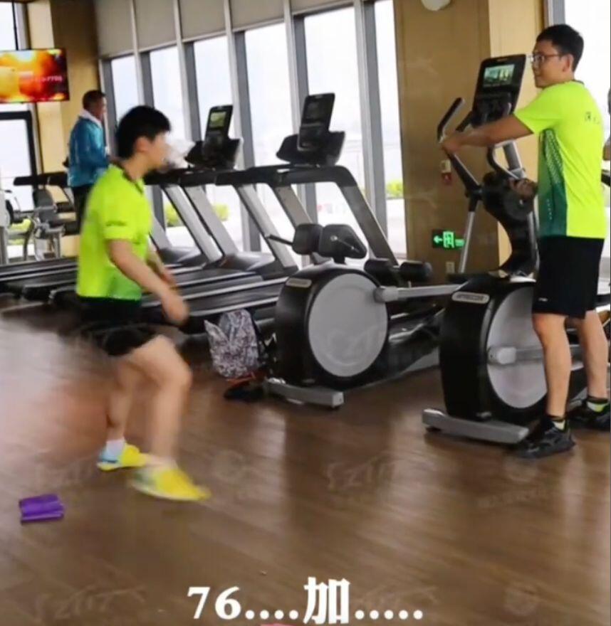 孙颖莎边训练边做算术题：76+8等于80！