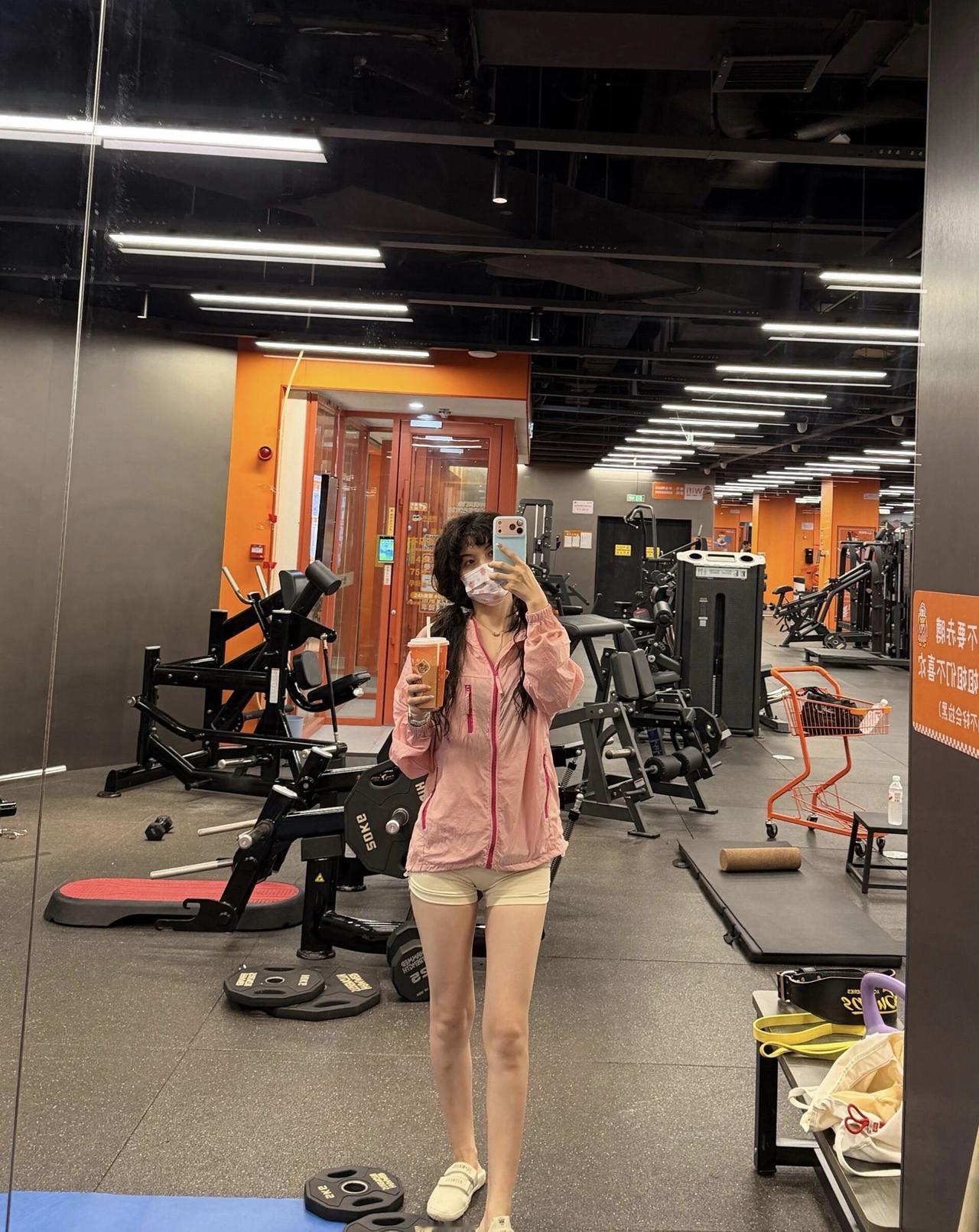健身完的我正在拍自拍。锻炼打卡照 健身自拍图 刚运动完自拍 健身自拍图 刚运动完