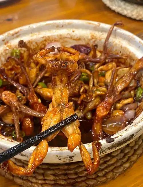 来南京，吃金陵淮扬菜，这家老店好美味！
南京王家大院
美食推荐：
1、田鸡红烧鸭