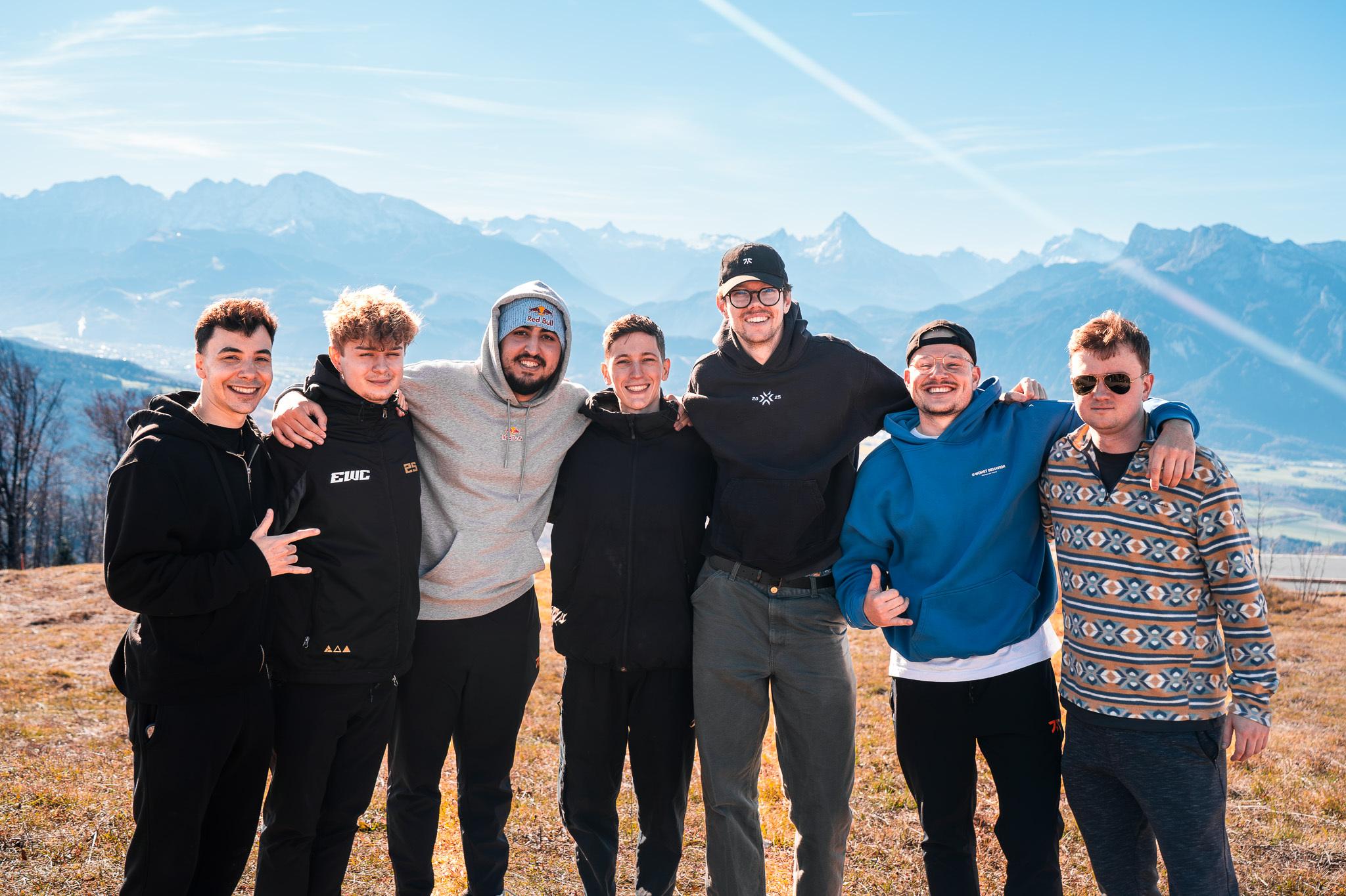 还差一个人吧？FNC分享集体合照：一张来自奥地利的明信片