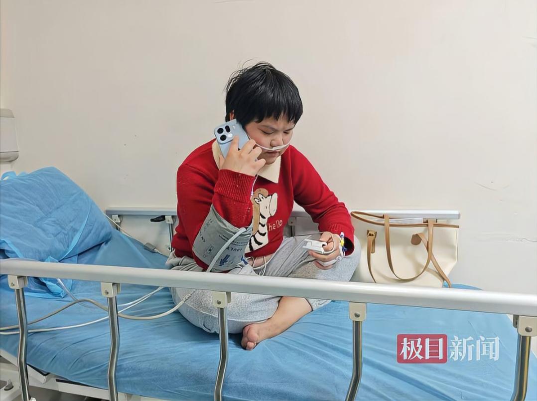 罕见病女孩地铁吐血后自行离院，紧急事务与持续治疗如何抉择？
3月23日，重庆地铁